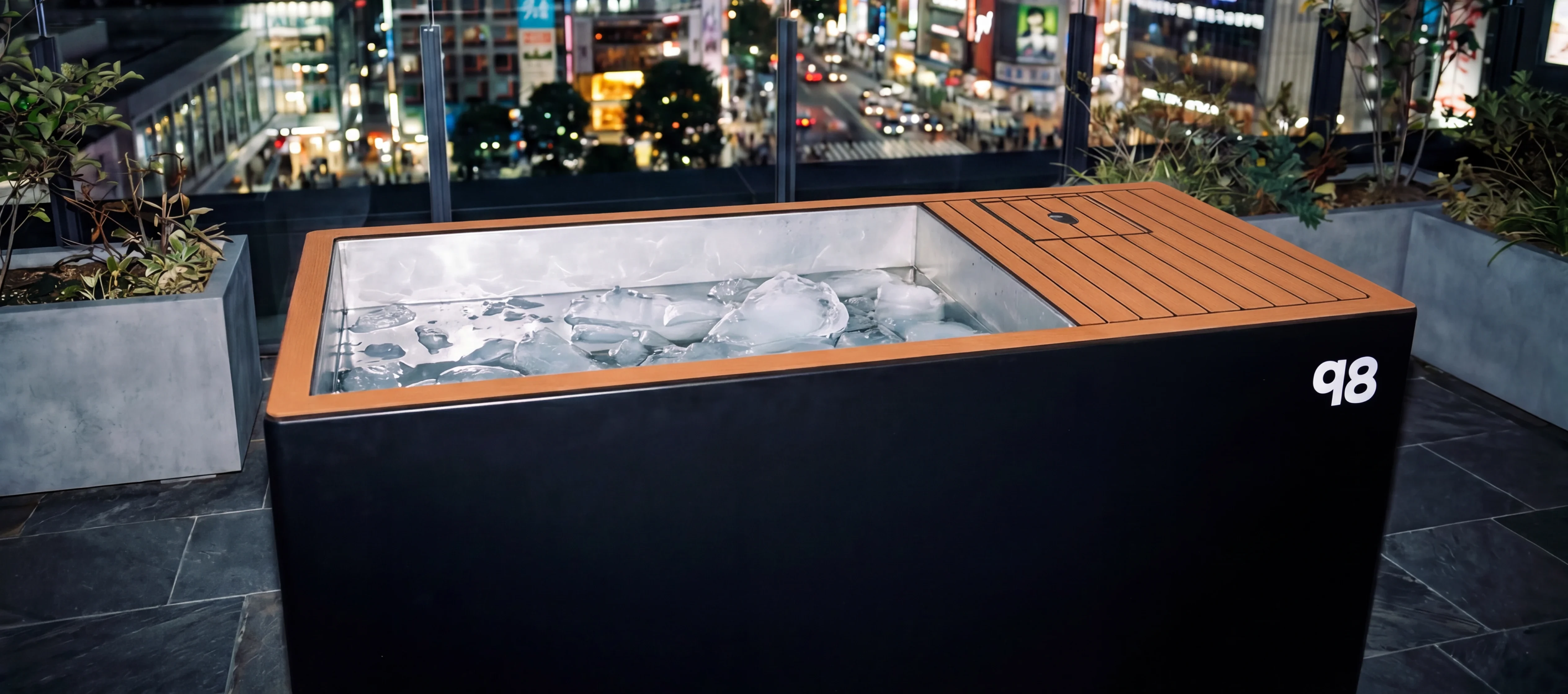 qoob8 Genesis auf einer Dachterrasse mit Skyline im Hintergrund